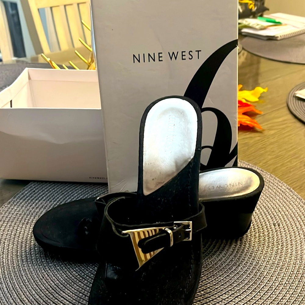 NINE WEST TOE LOOP SANDLES Size 7 1/2